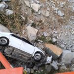 Carretera Central: Conductor vuelca vehículo y cae a orillas del río Rímac