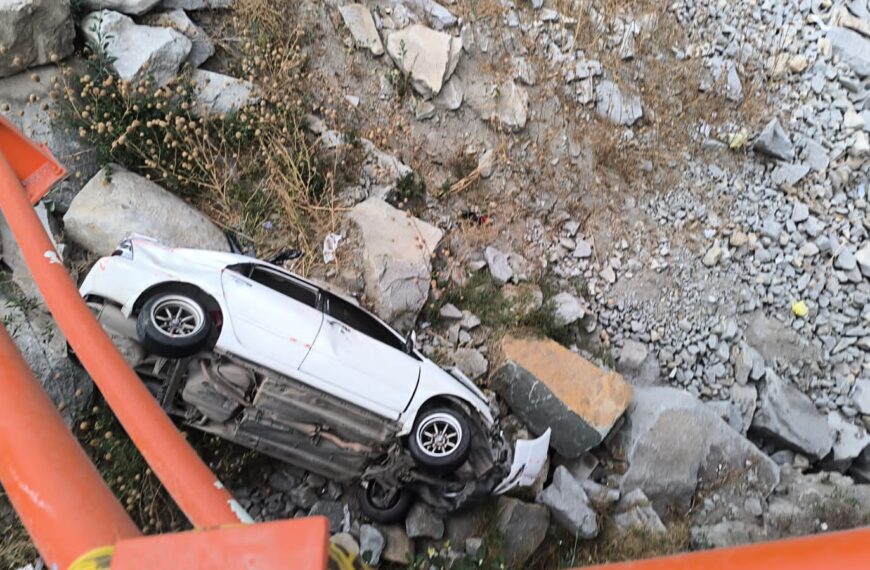 Carretera Central: Conductor vuelca vehículo y cae a orillas del río Rímac